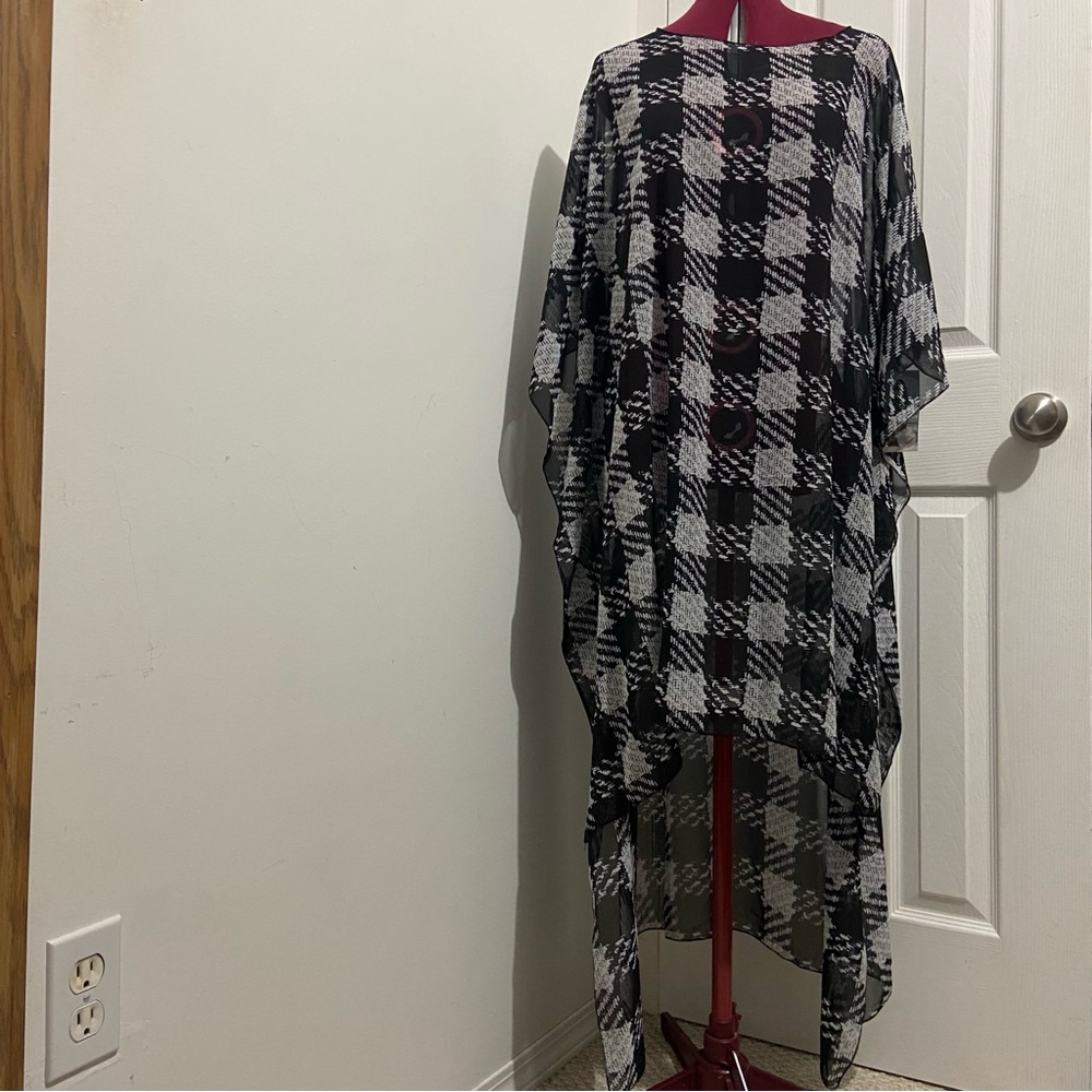 Rapz women black and white plaid long craftan pullover cover up. One size. NWT.